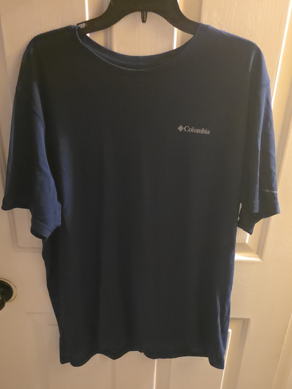 Columbia Men's Short-Sleeve Tee in Dark Blue with Logo